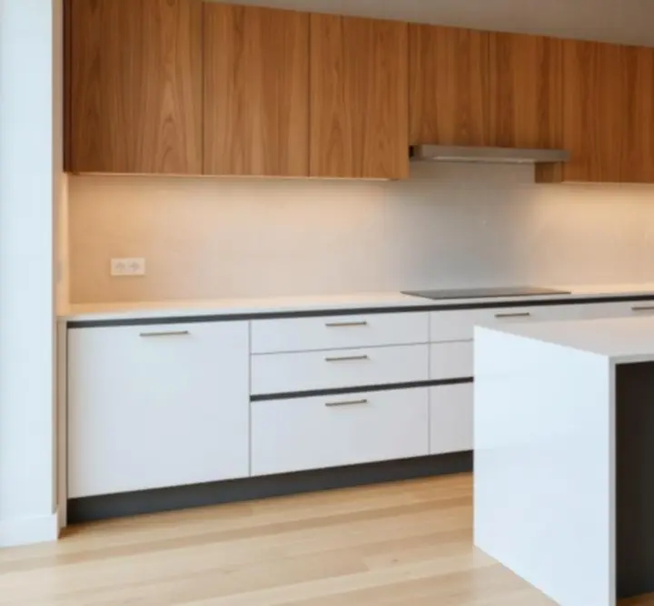 Ukończona renowacja kuchni w ciepłych odcieniach drewna