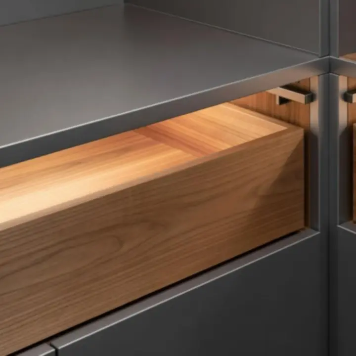 Indywidualnie dopasowane szafki z ciepłymi wykończeniami z drewna