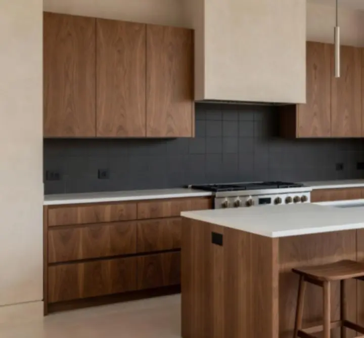 Nowoczesna kuchnia w ciepłych tonacjach drewna z precyzyjnym wykończeniem