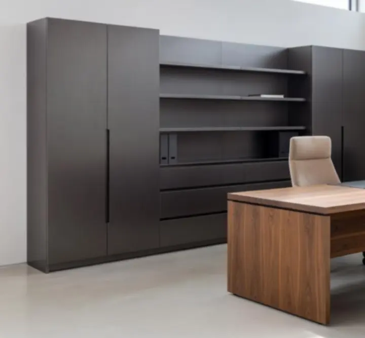 Nowoczesna instalacja biura dla kadry kierowniczej z ciepłymi odcieniami drewna i czystymi białymi powierzchniami