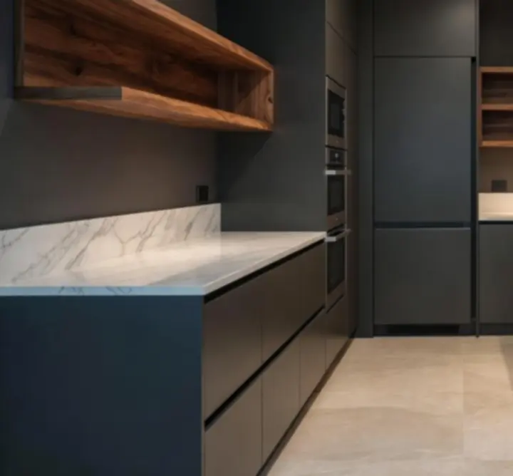 Luksusowa kuchnia w grafitowej kolorystyce z drewnianymi akcentami i białymi blatami